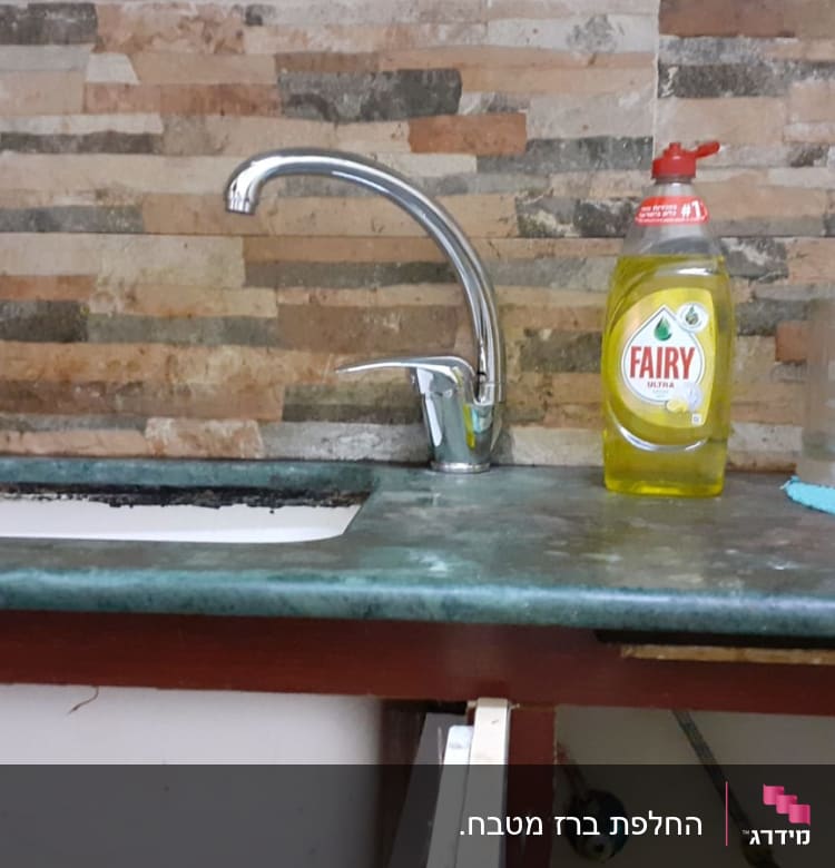 ברז מטבח, כיור פתוח, צינור מתחת לשיש